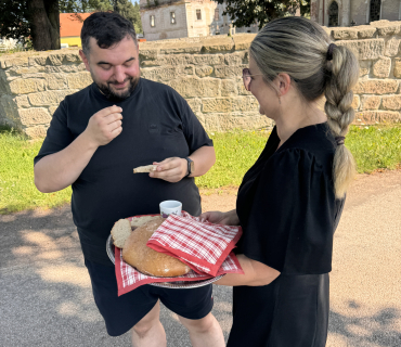 Křest nového parkoviště u KD a nového obecního bytu s Tomášem Magnuskem