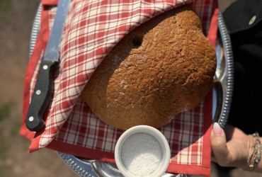 Křest nového parkoviště u KD a nového obecního bytu s Tomášem Magnuskem